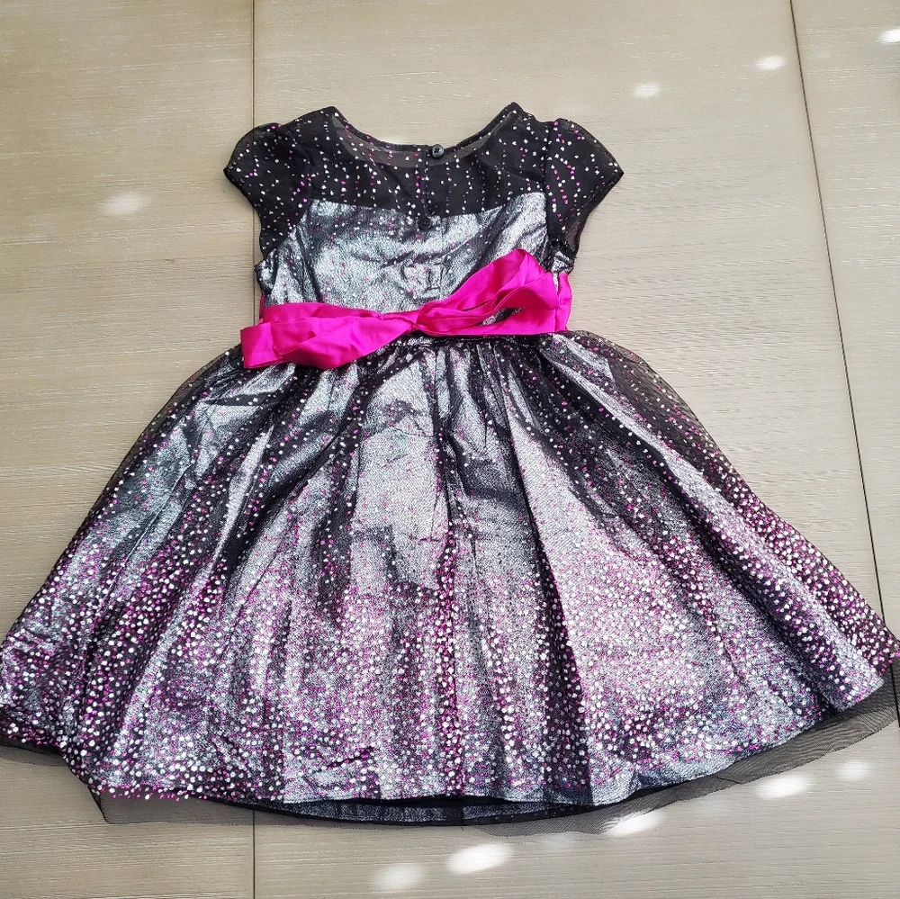Girls fancy dress, size 5, colors; black, platinum, and Magenta